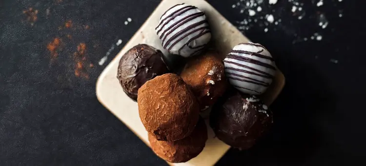 Catálogo trufas. Déjate seducir por la suavidad cremosa y el intenso sabor de nuestras trufas. Elaboradas artesanalmente con los mejores ingredientes naturales, cada bocado es una explosión de placer en tu paladar. Una textura irresistible que se derrite en tu boca, revelando notas deliciosas y aromas cautivadores.