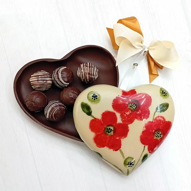 Bombonera Corazón de chocolate AMPOLA de chocolate negro y chocolate blanco, que esconde en su interior 6 trufas variadas de chocolate negro, vainilla y caramelo salado, elaboradas con ingredientes 100 % de origen vegetal, sin lácteos ni gluten.