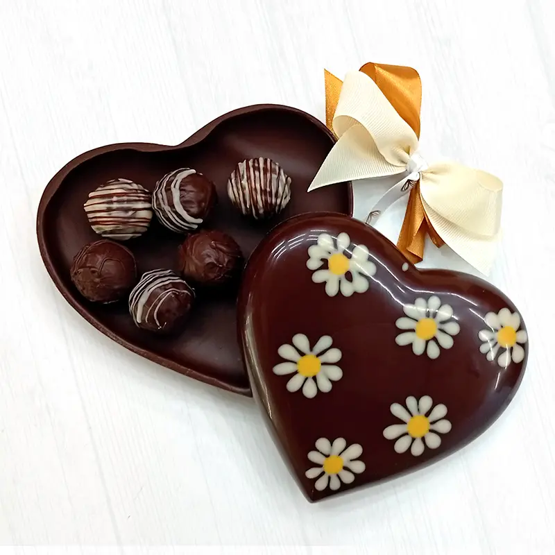 Bombonera Corazón de chocolate MARGARITA de chocolate negro y chocolate blanco, que esconde en su interior 6 trufas variadas de chocolate negro, vainilla y caramelo salado, elaboradas con ingredientes 100 % de origen vegetal, sin lácteos ni gluten
