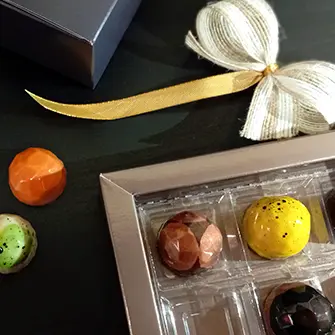 Fiestas & Eventos. Ediciones exclusivas y delicadas, creadas para celebrar momentos únicos: regalos, colecciones festivas y detalles que sorprenden y enamoran.