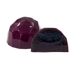 Bombón CASSIS y VIOLETA. Bombón de chocolate negro con doble relleno: un gel intenso de cassis y violeta y una ganache de chocolate negro con cassis, que combina fruta, frescura floral y profundidad de cacao.
