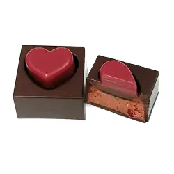 Bombón CORAZÓN ALMENDRA y FRAMBUESA. Bombón corazón de chocolate negro 66% relleno de praliné de almendra y frambuesa liofilizada, intenso y delicadamente afrutado