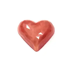 Bombón CORAZÓN ROSA. Ganache de chocolate con leche de almendra, fruta de la pasión y un toque de vainilla.