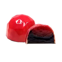 Bombón FRESA. En su interior, encontrarás una deliciosa combinación: un suave y fresco gelificado de fresa natural y una ganache sedosa de chocolate negro Caraibe 66% y fresa.