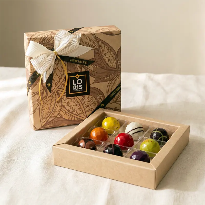 Caja 9 bombones artesanos creados en pequeñas tandas con los mejores ingredientes naturales, orgánicos y de comercio justo, sin lácteos, sin gluten.