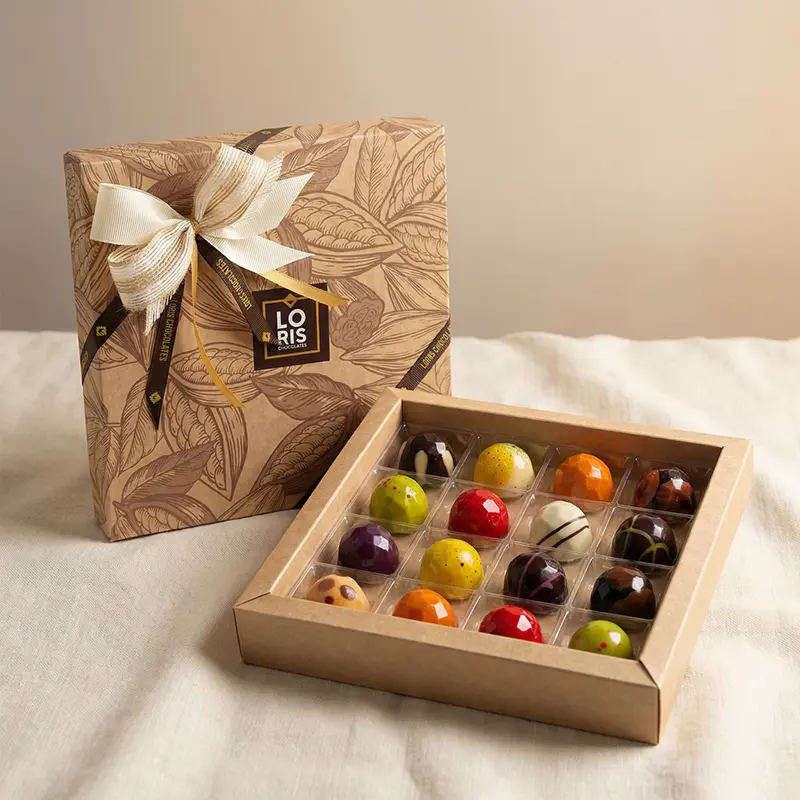 Caja 16 bombones artesanos creados en pequeñas tandas con los mejores ingredientes naturales, orgánicos y de comercio justo, sin lactosa, sin gluten.