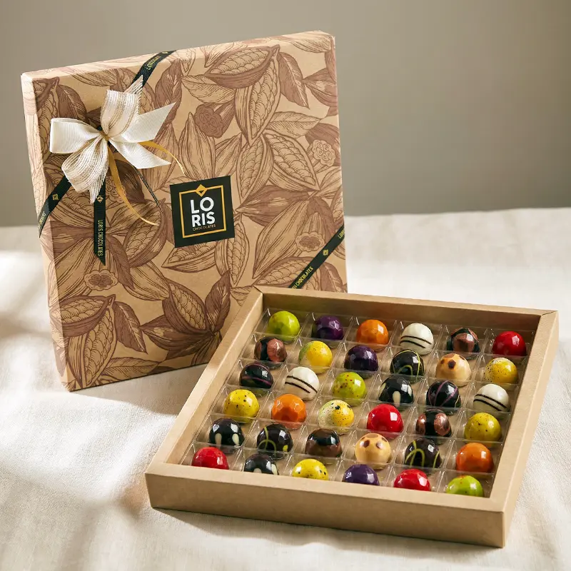 Caja 36 bombones artesanos creados en pequeñas tandas con los mejores ingredientes naturales, orgánicos y de comercio justo, sin lácteos, sin lactosa, sin gluten.