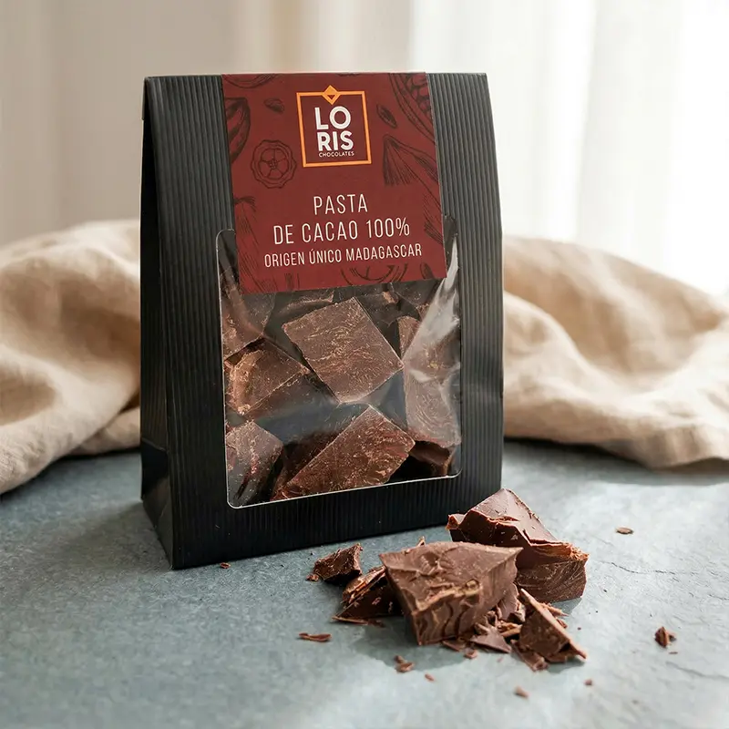 Pasta de cacao puro 100% de origen Madagascar, de carácter afrutado y notas aciduladas de frutos rojos, elaborado con habas del distrito de Ambanja. Una experiencia intensa y auténtica.